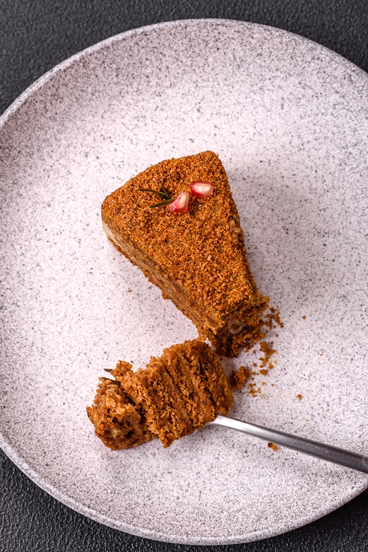 Faita de bolo em uma mesa de concreto