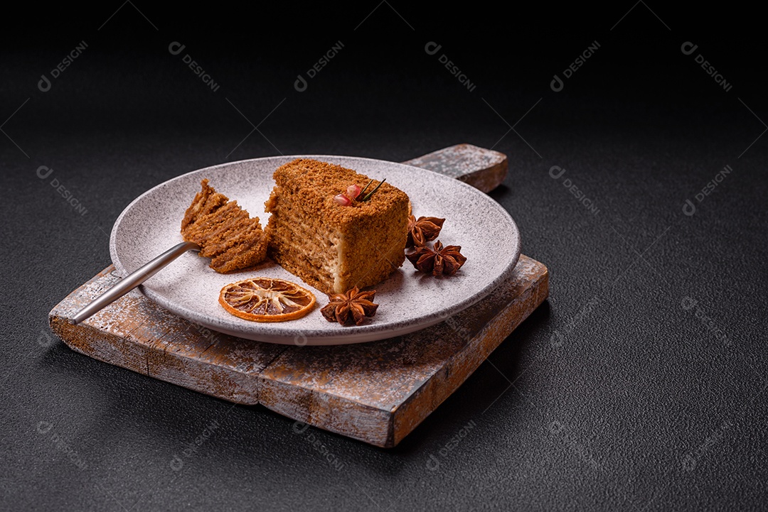 Faita de bolo em uma mesa de concreto