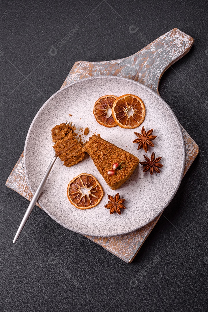 Faita de bolo em uma mesa de concreto