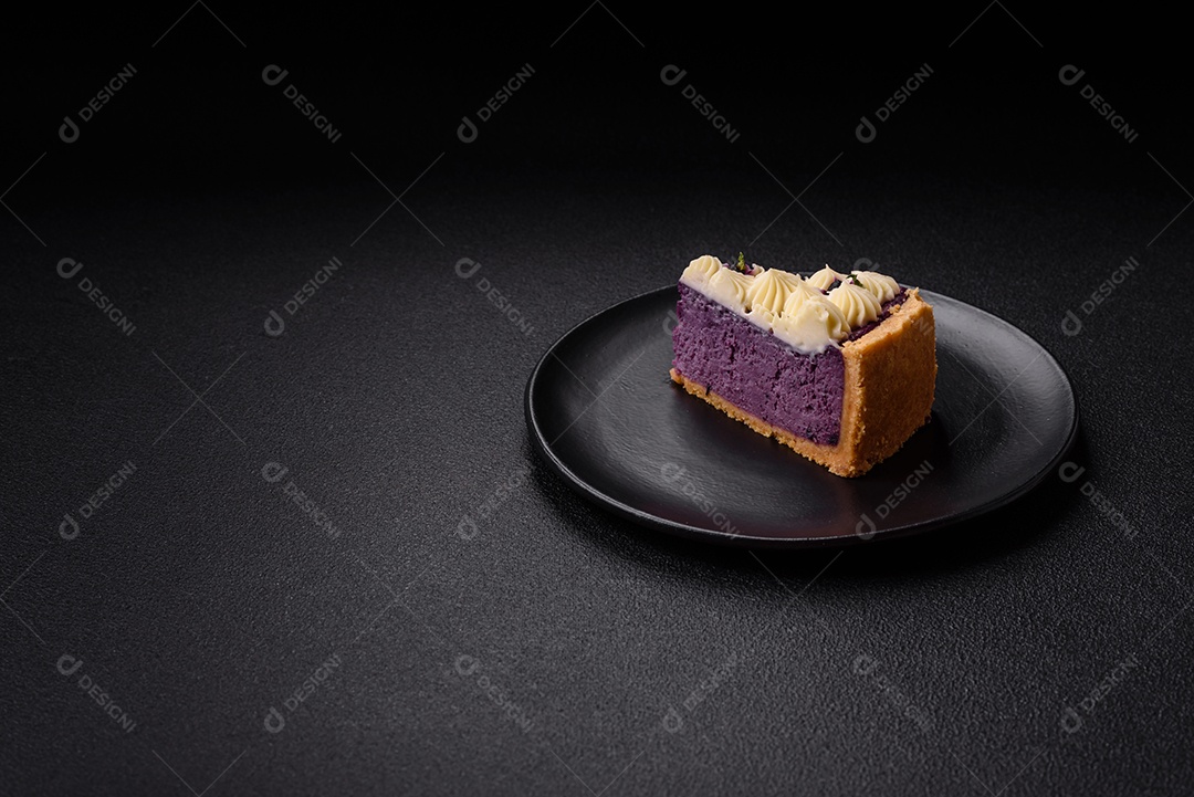 Faita de bolo em uma mesa de concreto