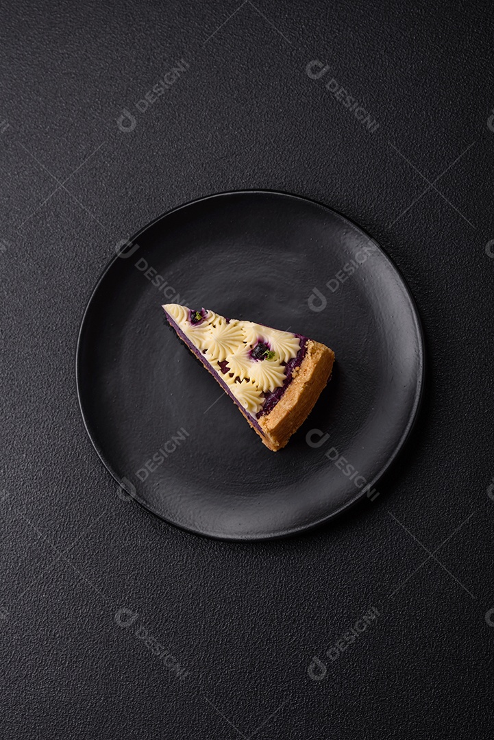 Faita de bolo em uma mesa de concreto