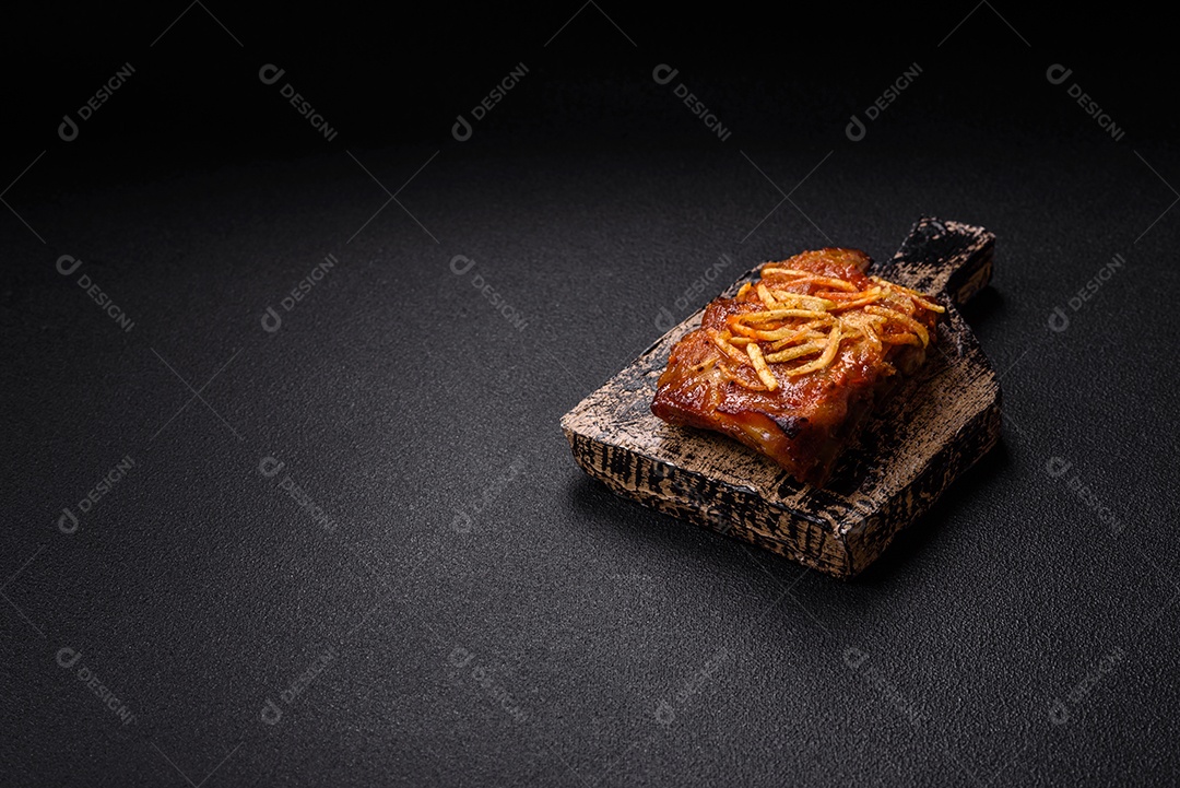 Costelas saborosas mesa concreto