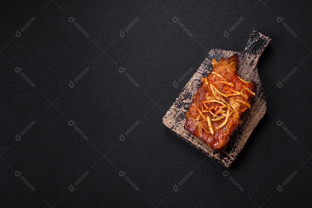 Costelas saborosas mesa concreto