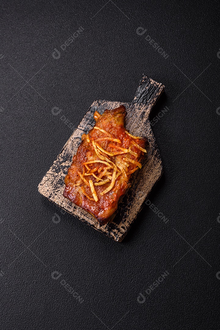 Costelas saborosas mesa concreto