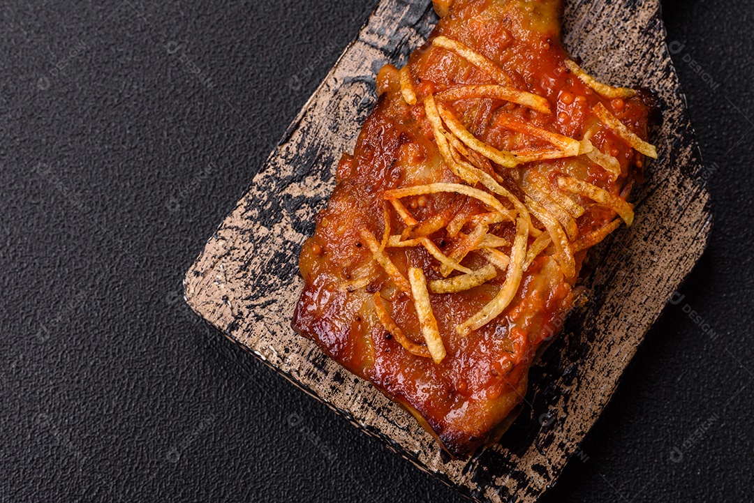 Costelas saborosas mesa concreto