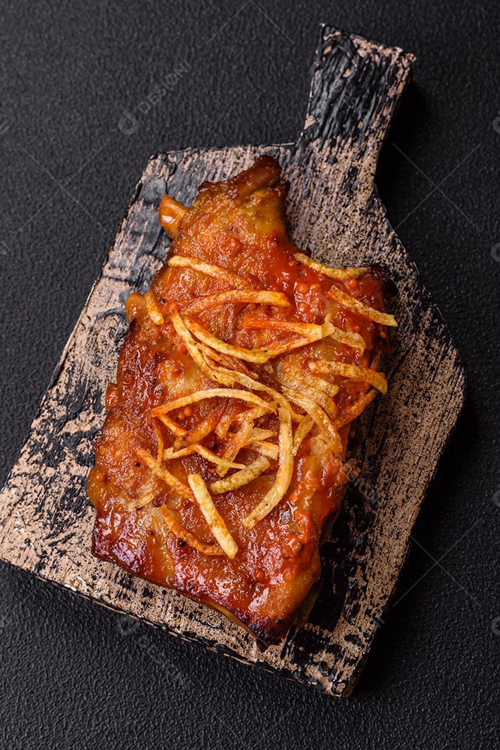 Costelas saborosas mesa concreto