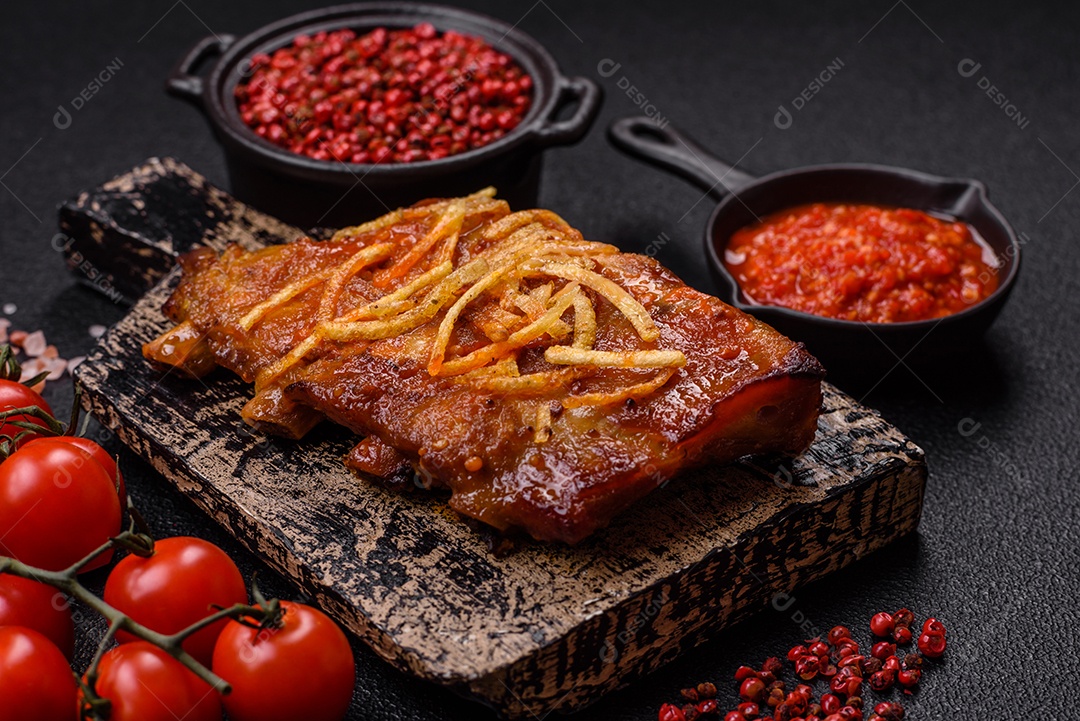 Costelas saborosas mesa concreto