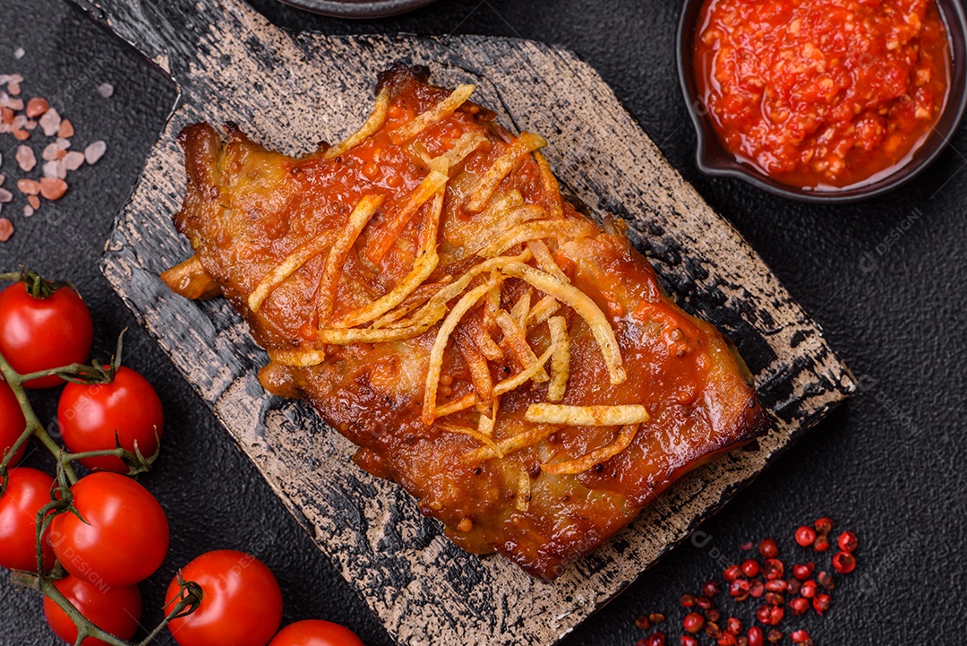 Costelas saborosas mesa concreto