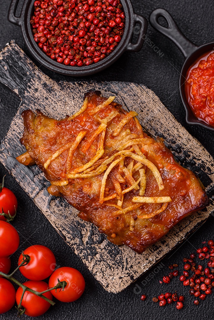 Costelas saborosas mesa concreto