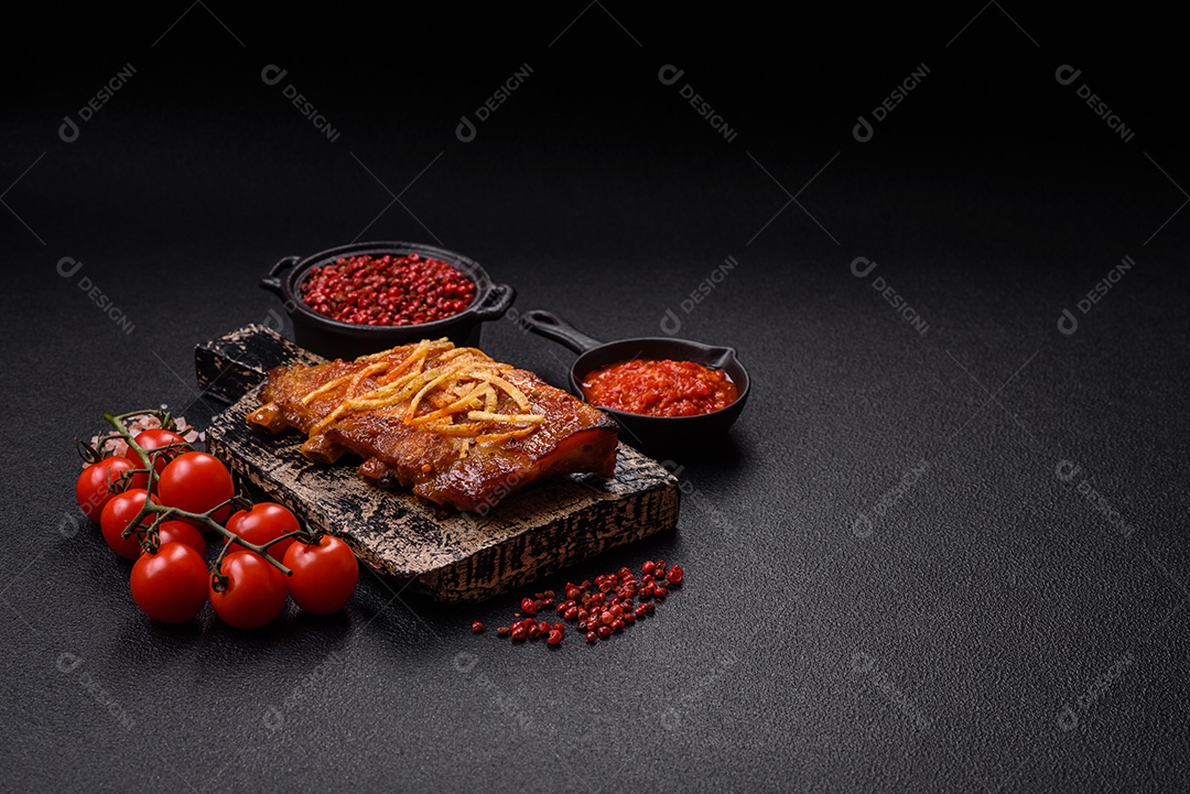 Costelas saborosas mesa concreto