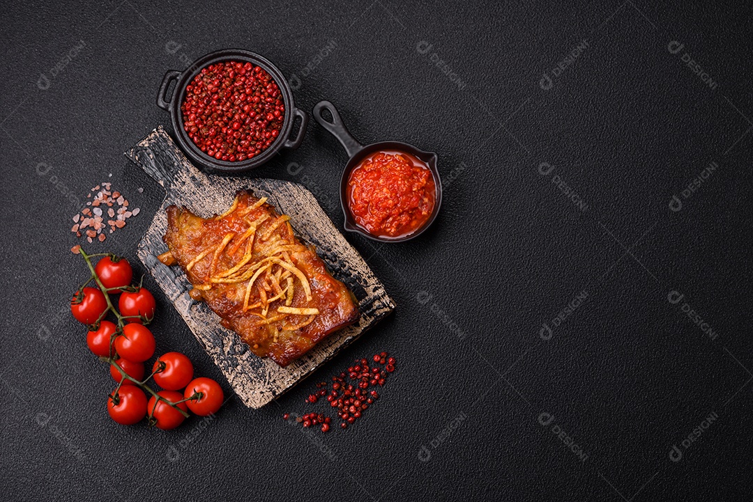 Costelas saborosas mesa concreto