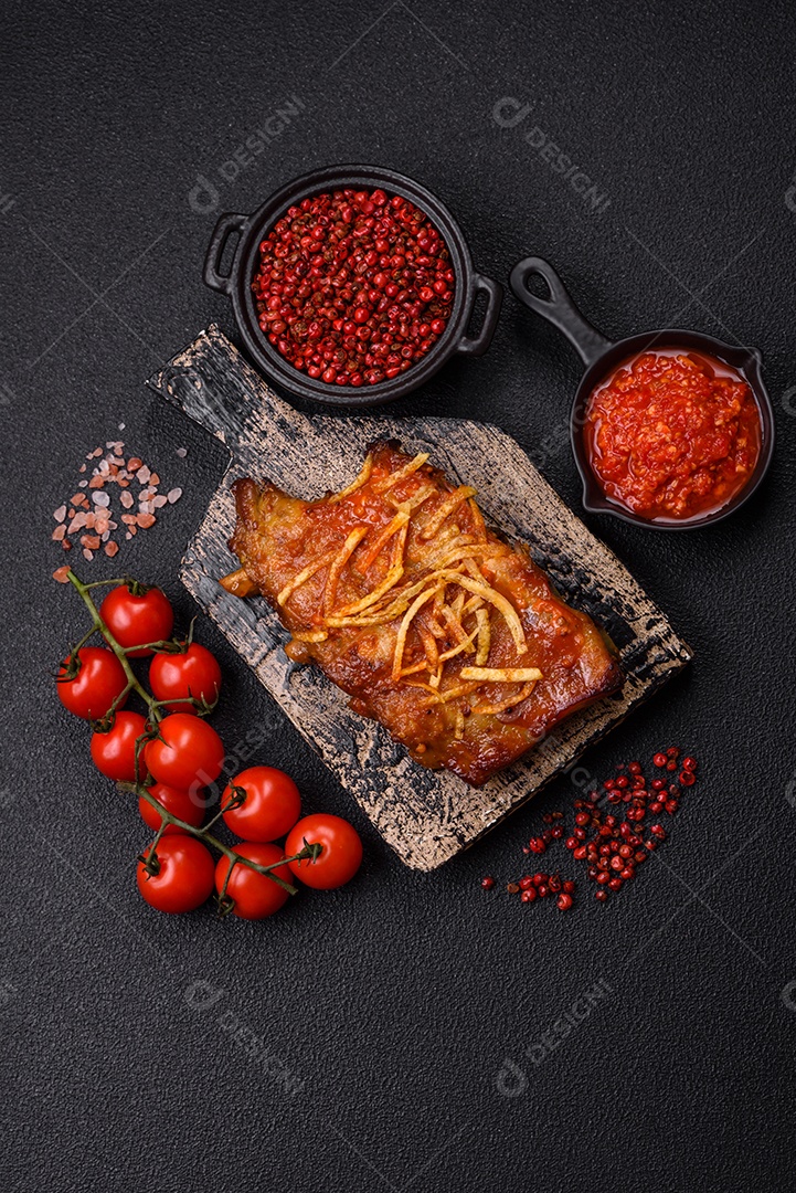 Costelas saborosas mesa concreto