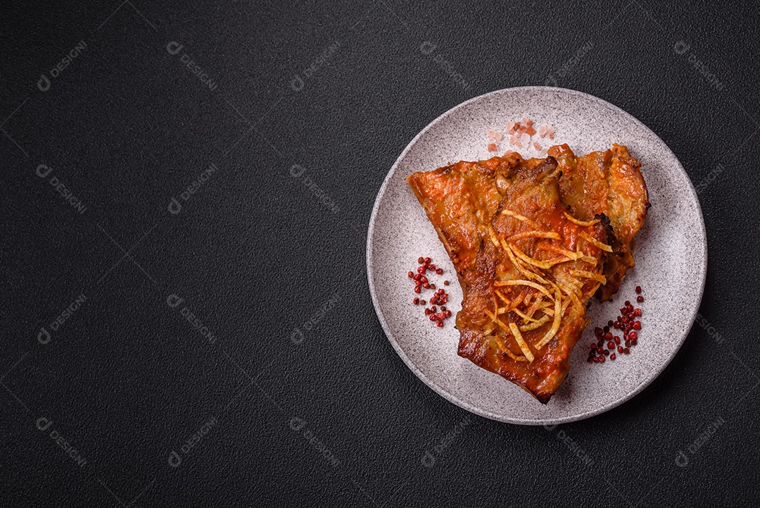 Costelas saborosas mesa concreto