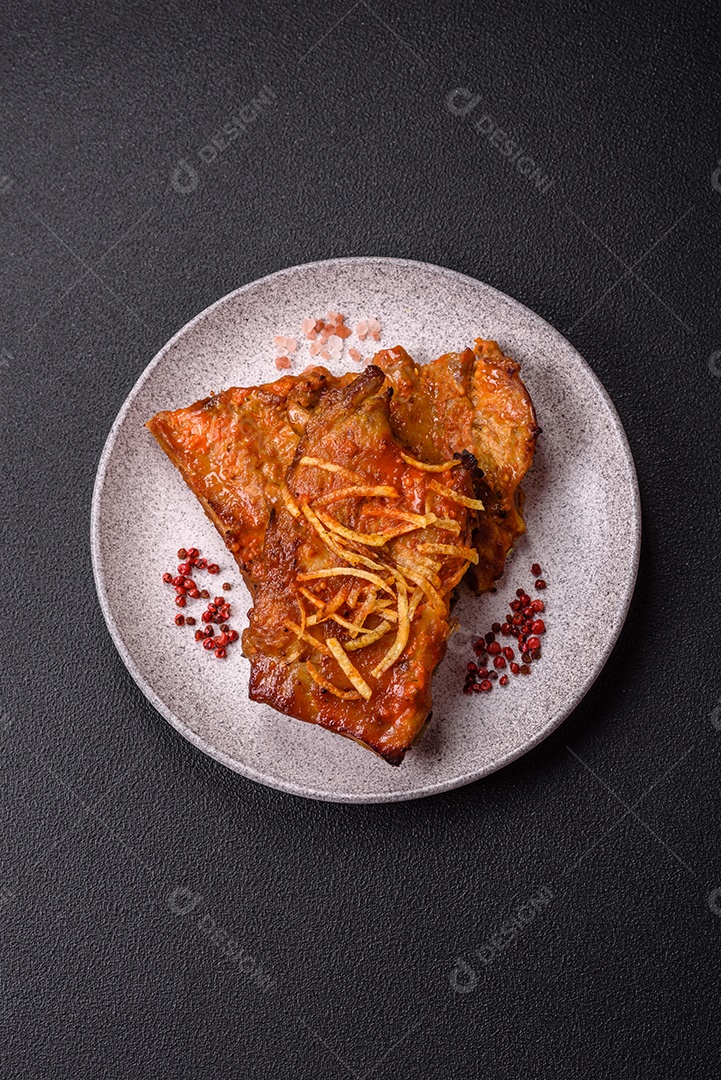 Costelas saborosas mesa concreto