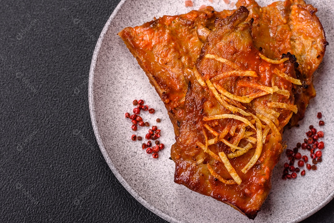 Costelas saborosas mesa concreto