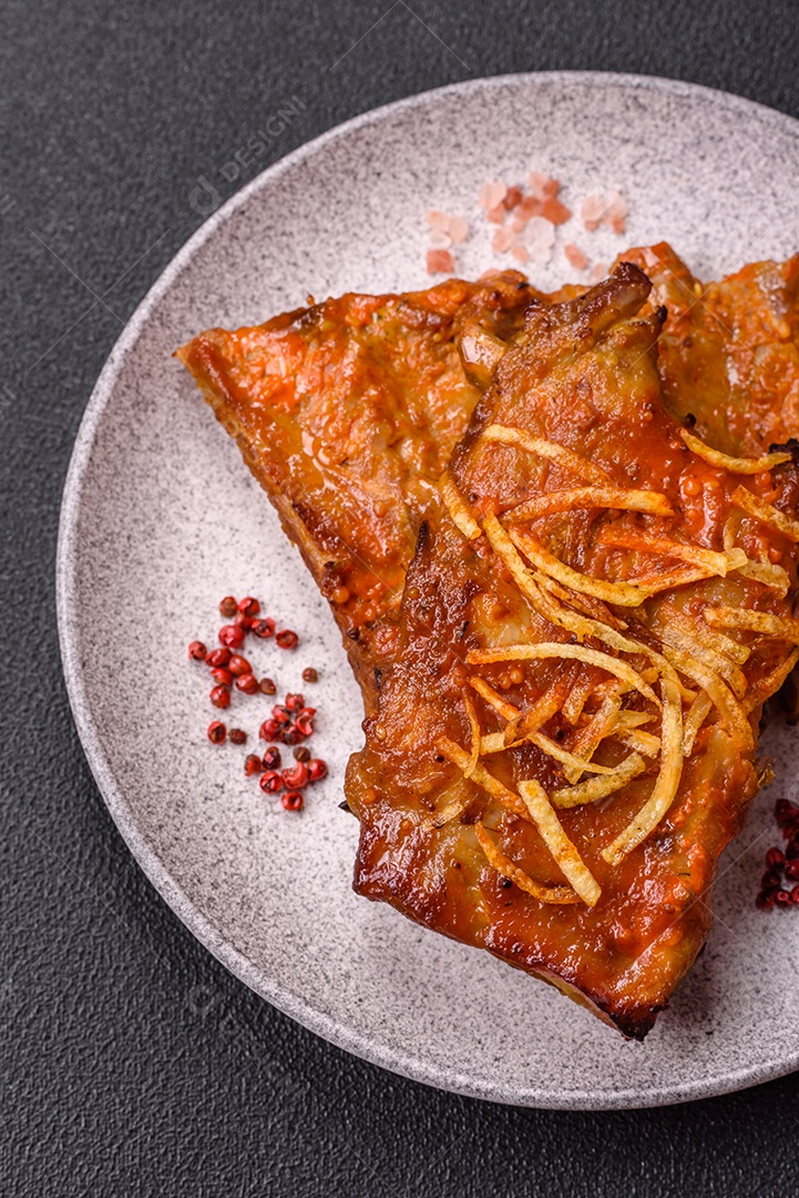 Costelas saborosas mesa concreto