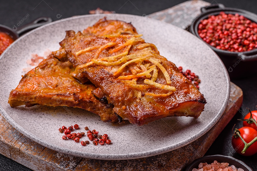 Costelas saborosas mesa concreto