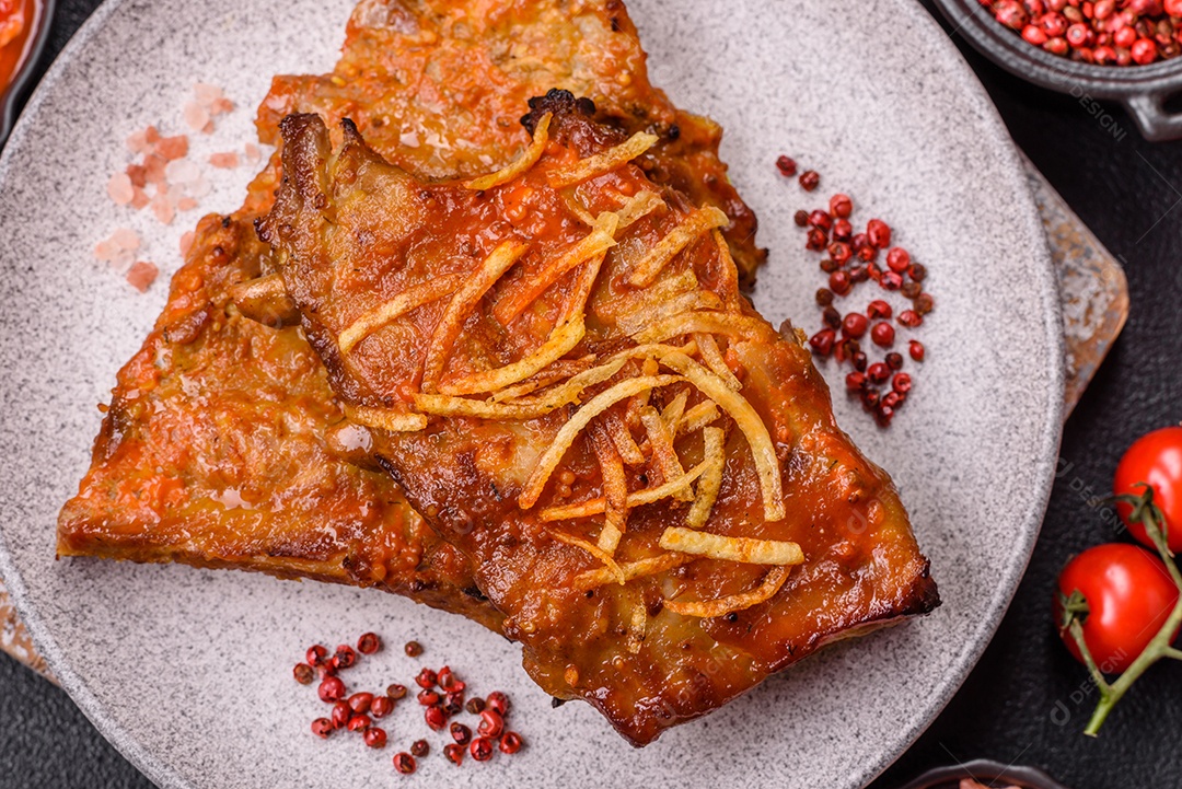 Costelas saborosas mesa concreto