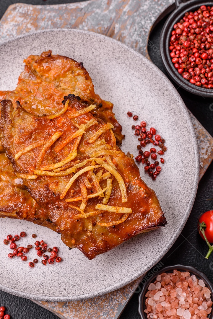 Costelas saborosas mesa concreto