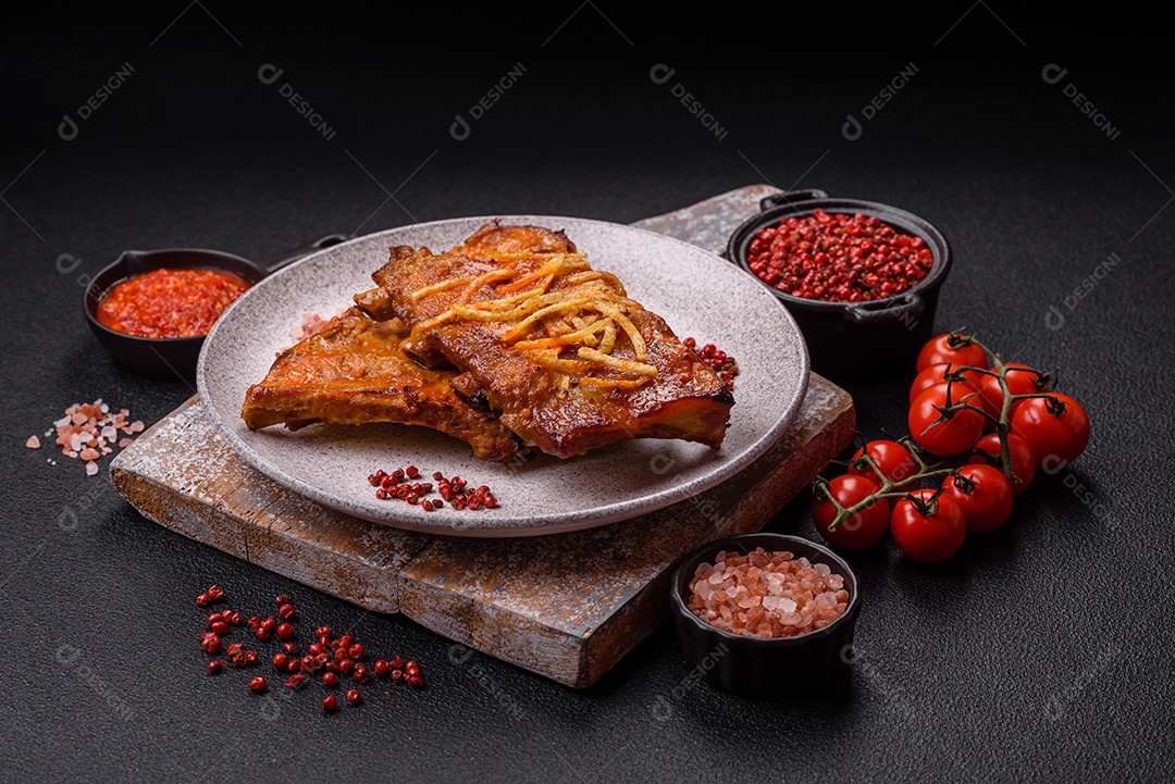 Costelas saborosas mesa concreto