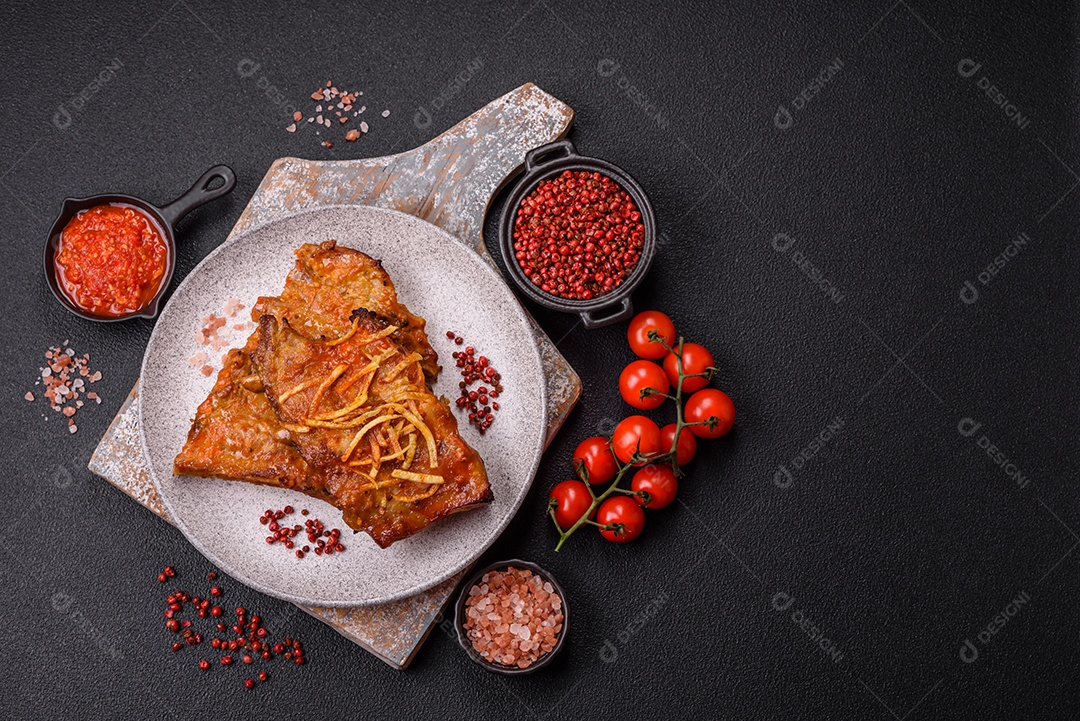 Costelas saborosas mesa concreto