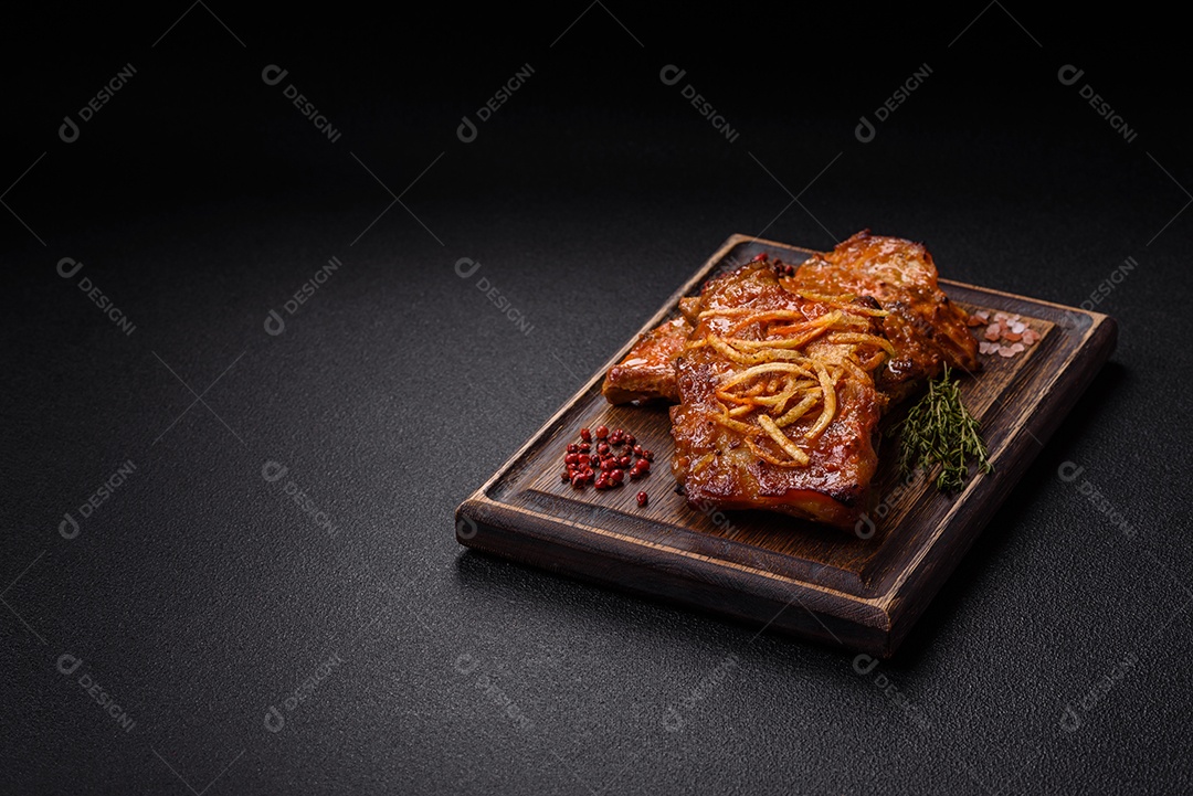 Costelas saborosas mesa concreto