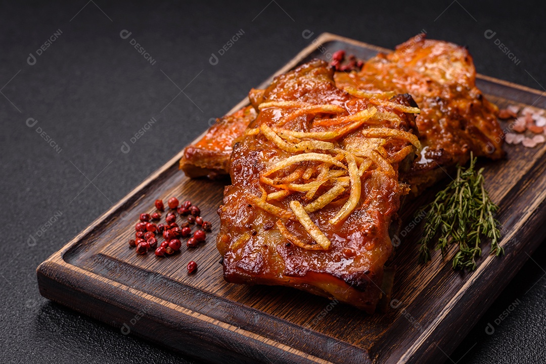 Costelas saborosas mesa concreto