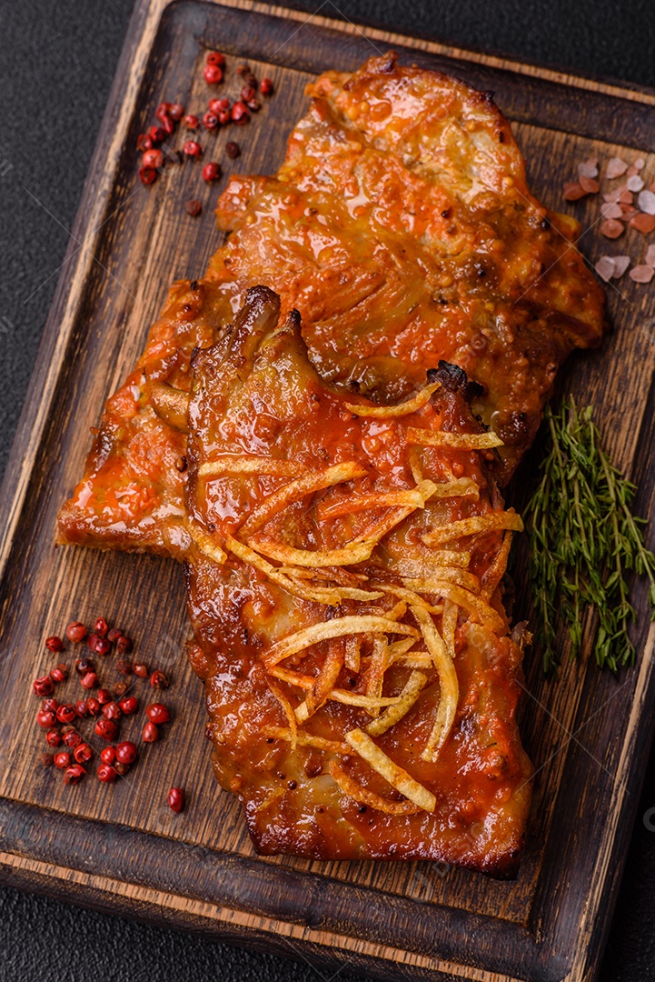 Costelas saborosas mesa concreto