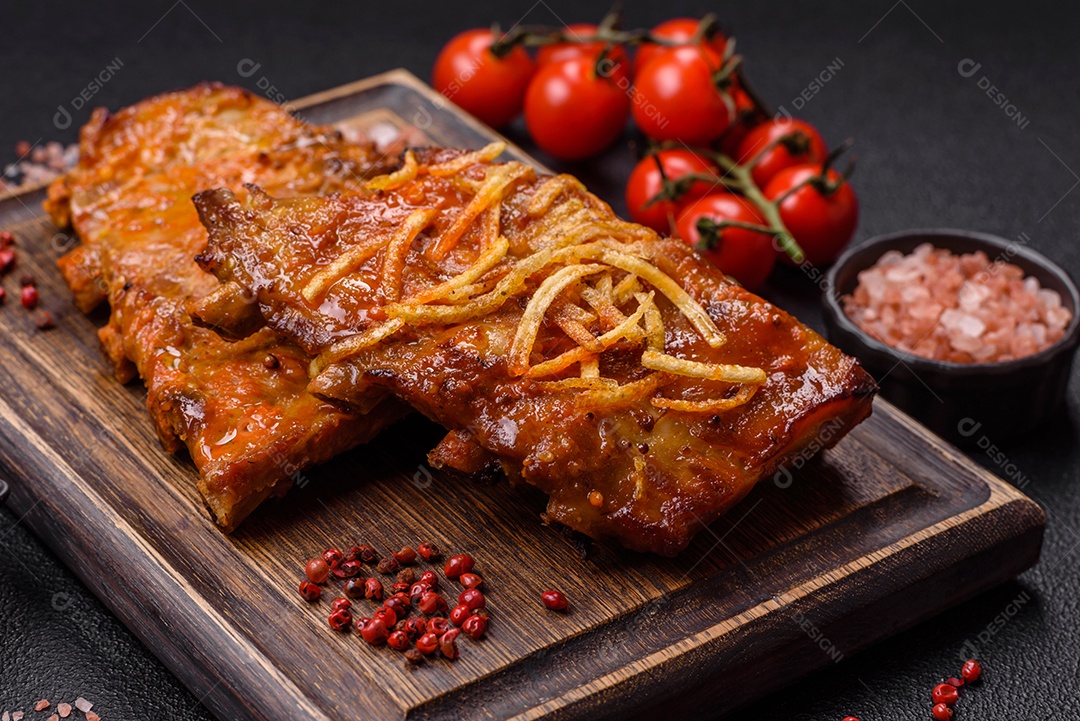 Costelas saborosas mesa concreto