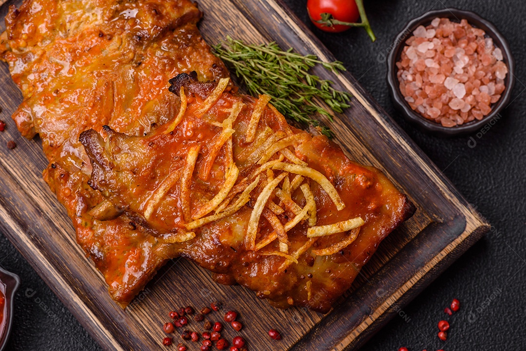 Costelas saborosas mesa concreto