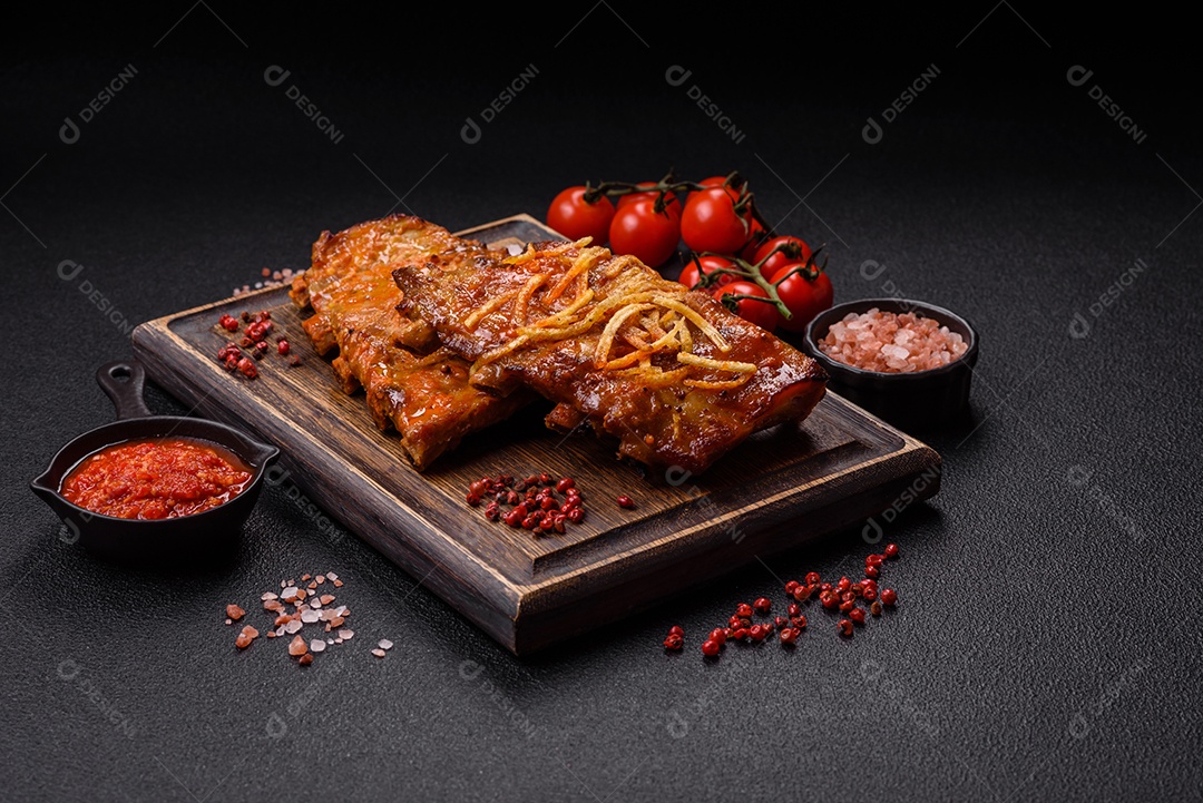 Costelas saborosas mesa concreto