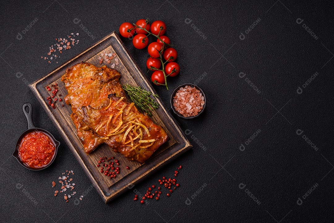 Costelas saborosas mesa concreto