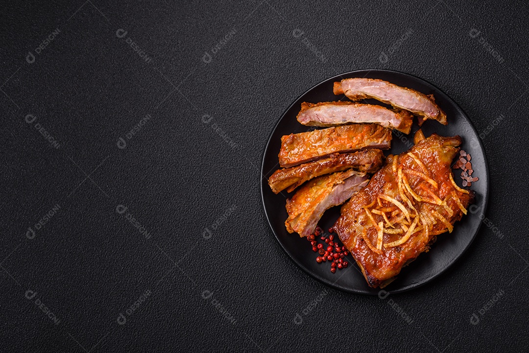 Costelas saborosas mesa concreto