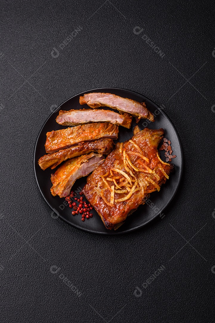 Costelas saborosas mesa concreto