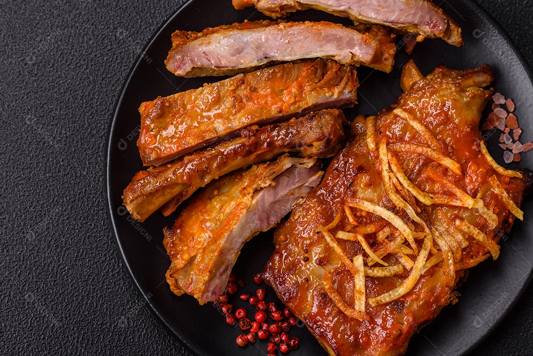 Costelas saborosas mesa concreto