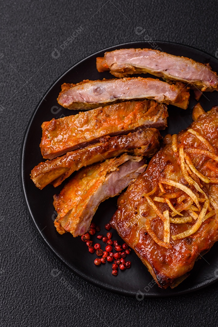 Costelas saborosas mesa concreto