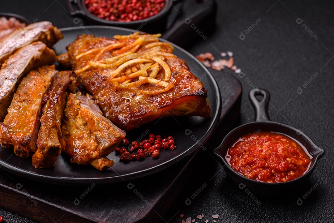 Costelas saborosas mesa concreto