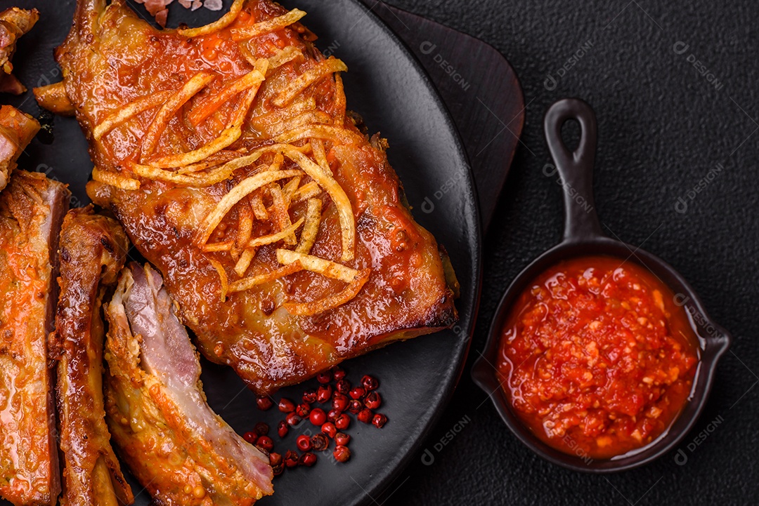 Costelas saborosas mesa concreto