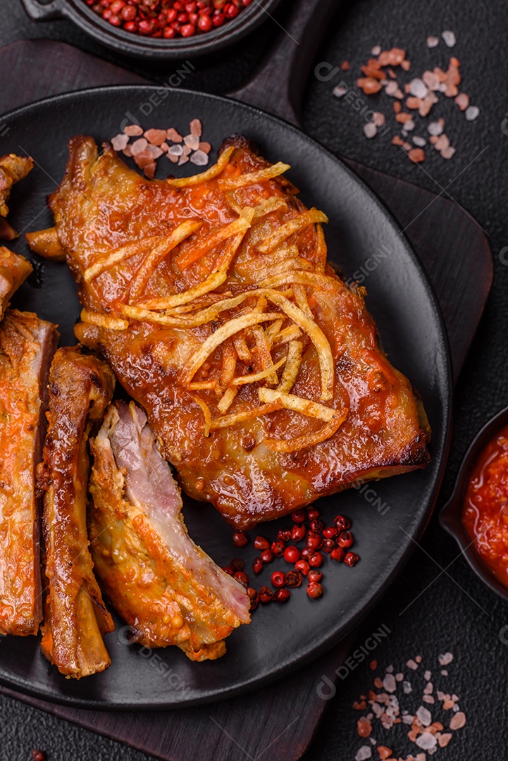 Costelas saborosas mesa concreto