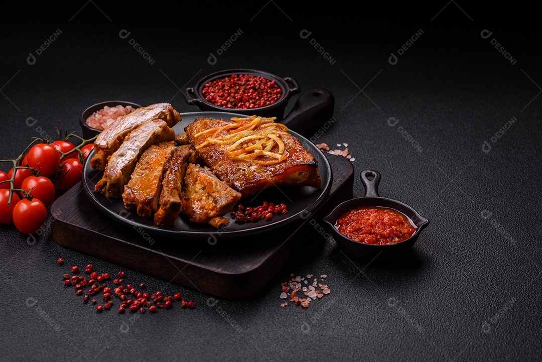 Costelas saborosas mesa concreto