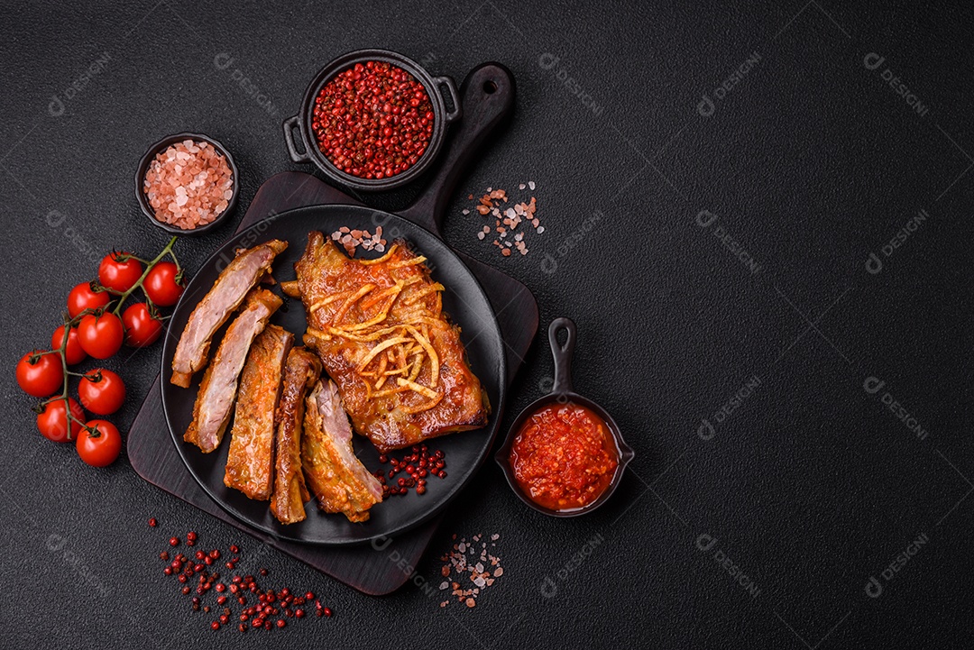 Costelas saborosas mesa concreto