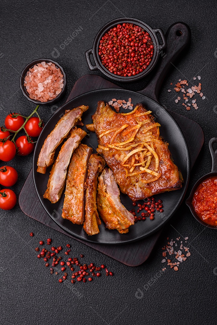 Costelas saborosas mesa concreto