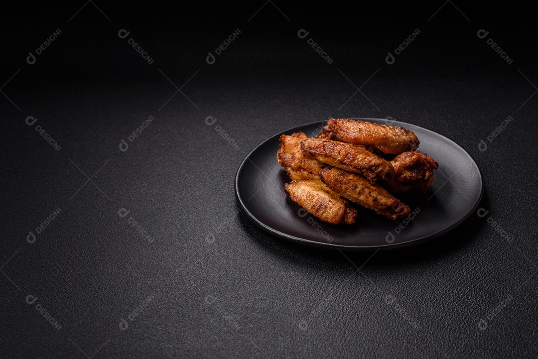 Asas de frango assadas saborosas em uma mesa de concreto