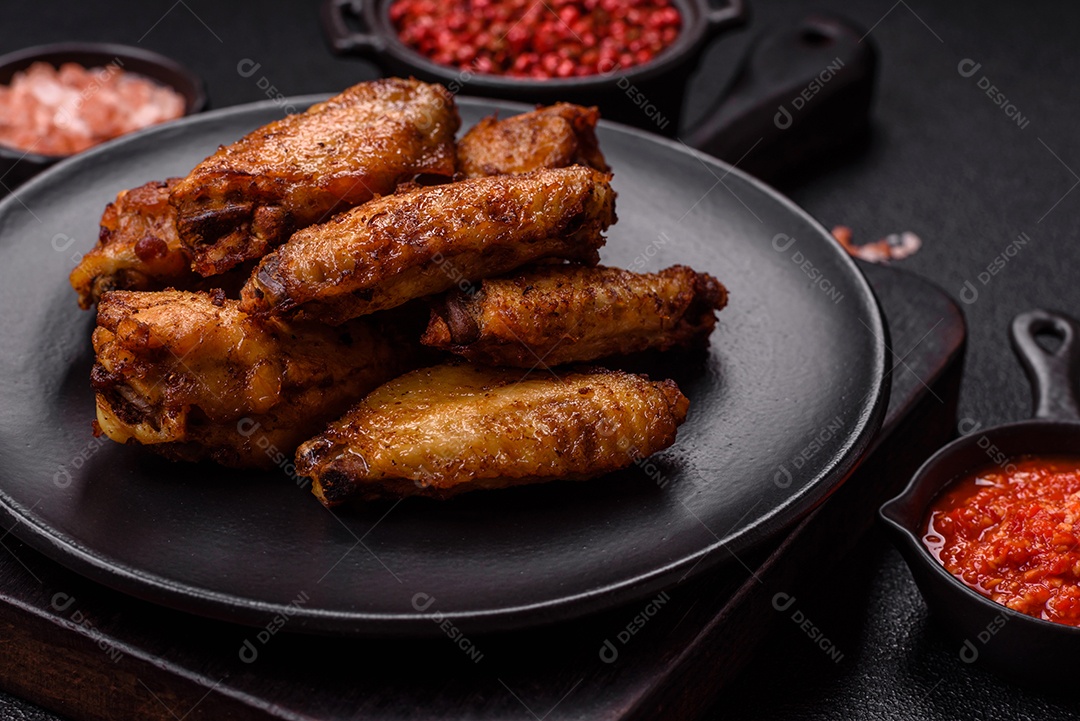 Asas de frango assadas saborosas em uma mesa de concreto