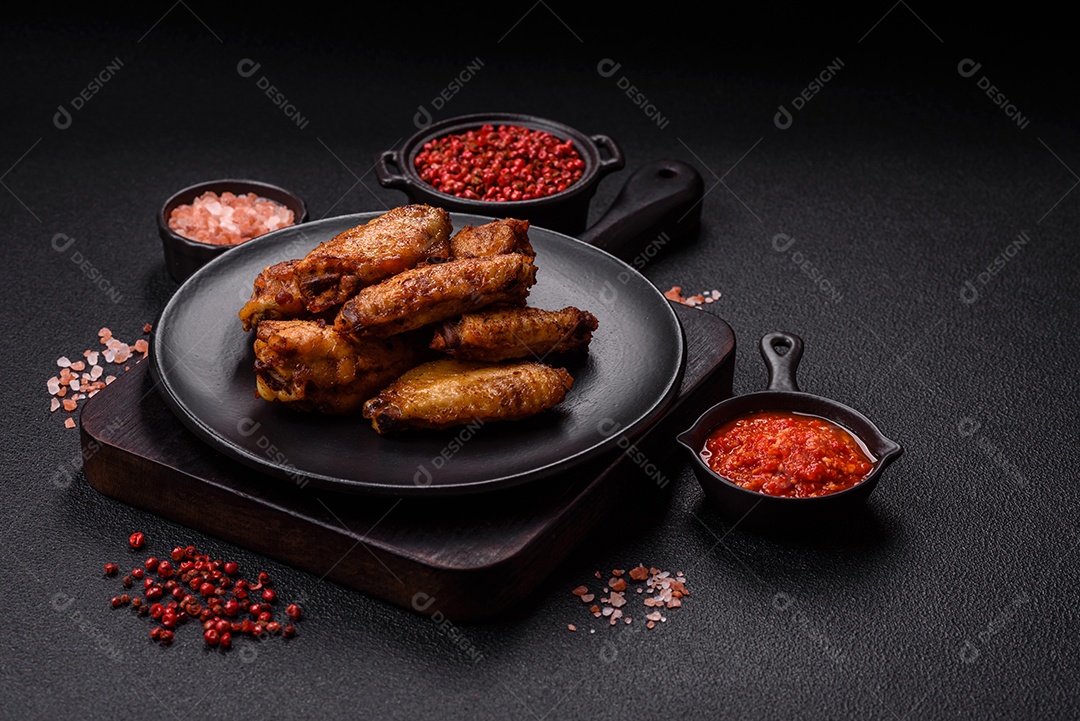 Asas de frango assadas saborosas em uma mesa de concreto