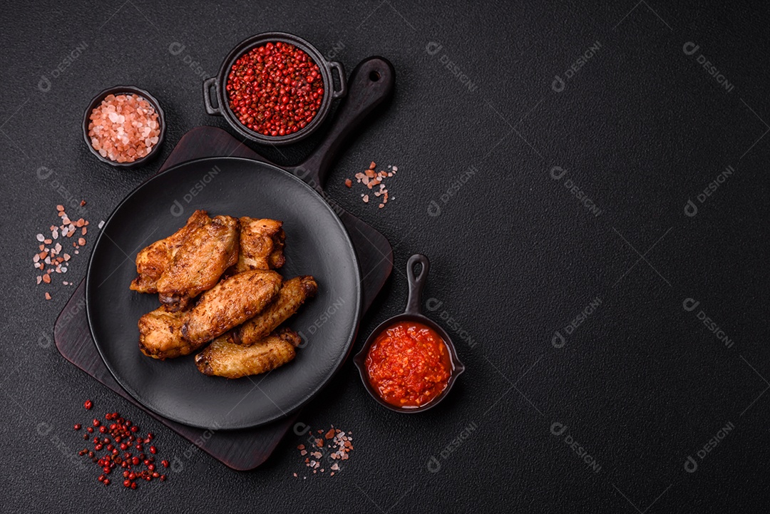 Asas de frango assadas saborosas em uma mesa de concreto