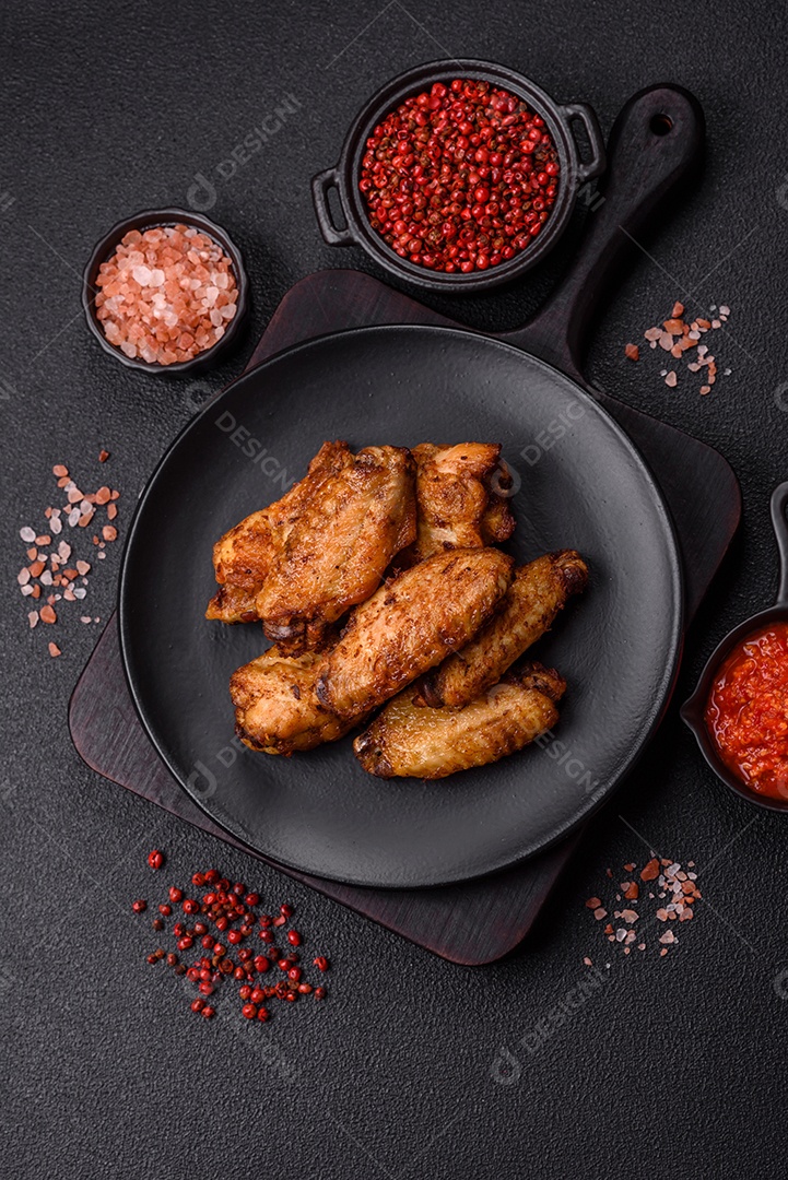 Asas de frango assadas saborosas em uma mesa de concreto