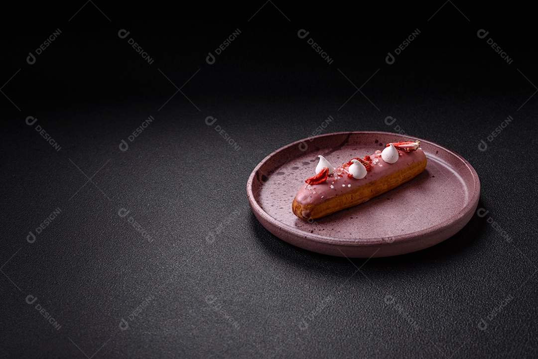 Éclair doce com creme decorado com fatias de coco