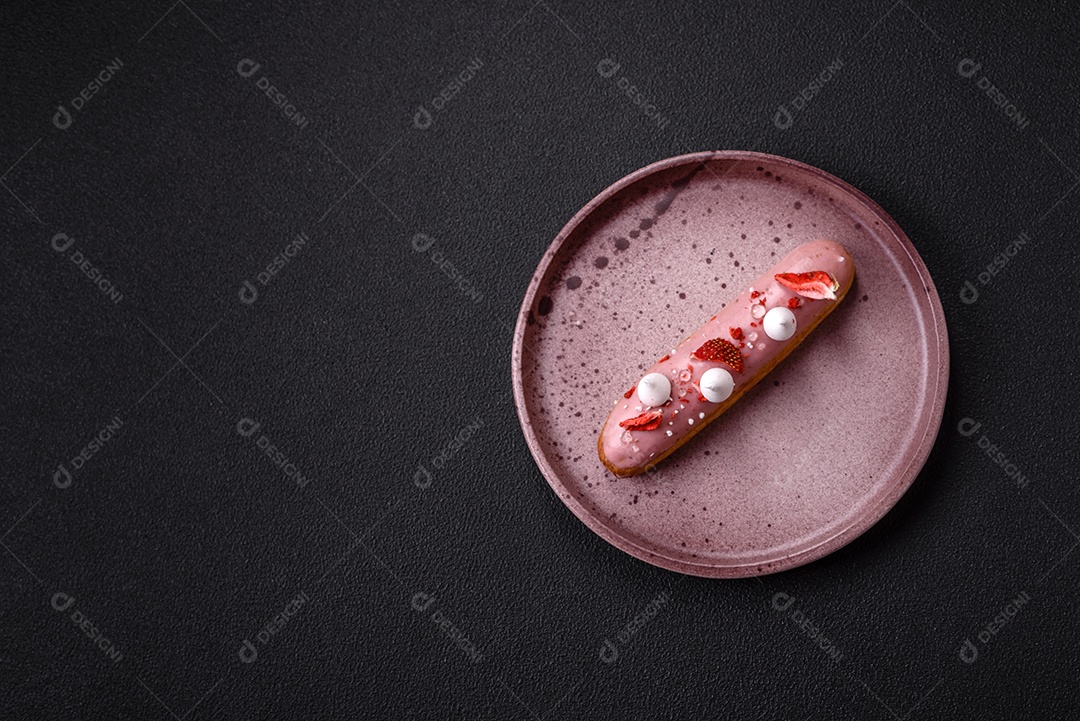 Éclair doce com creme decorado com fatias de coco