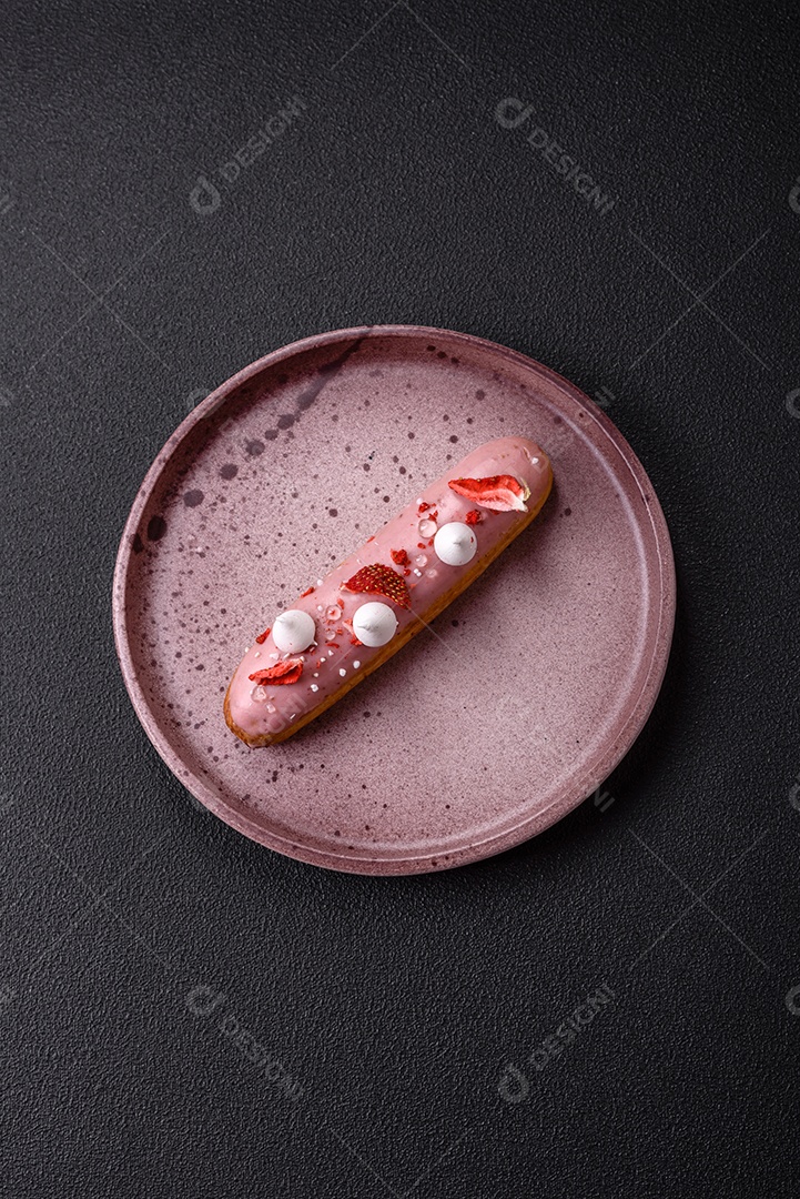 Éclair doce com creme decorado com fatias de coco